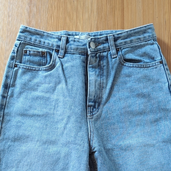 Classic Straight-Leg Women's Jeans - Light Blue - Picture 4 of 4